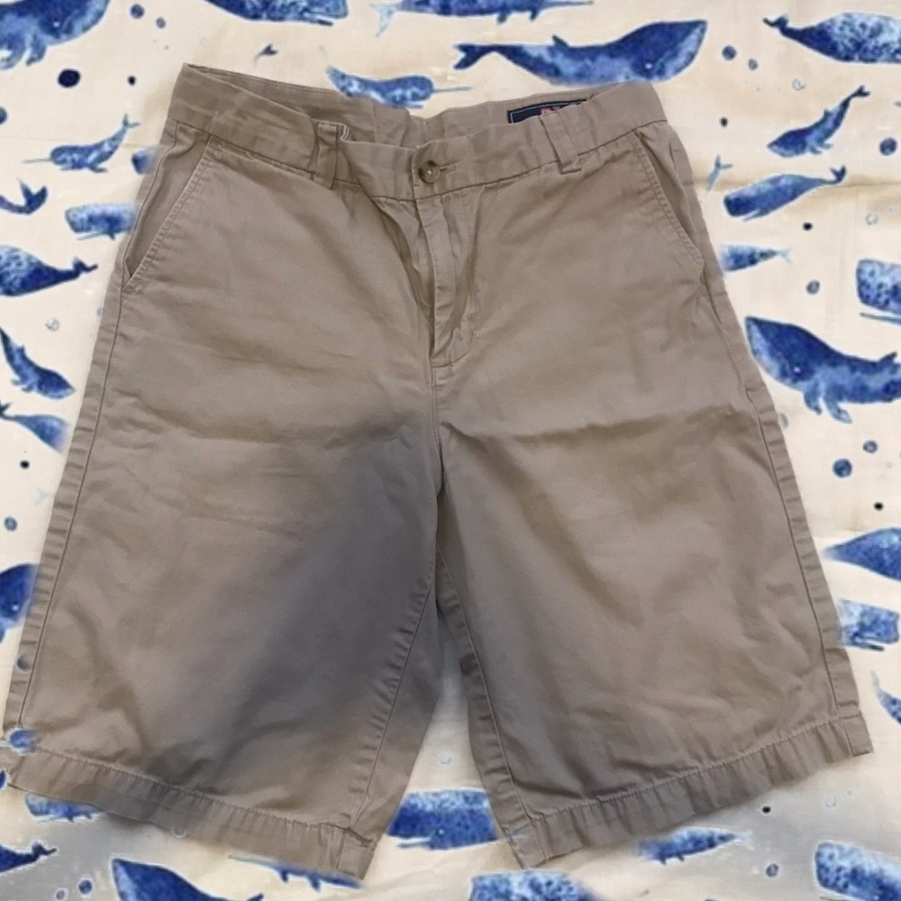 Men’s khaki shorts vineyard vines